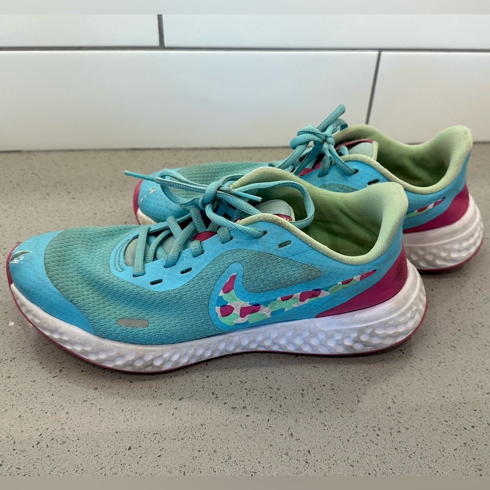 Nike Revolution 5 Aurora Athletic Shoe Girls Youth Size 6.5